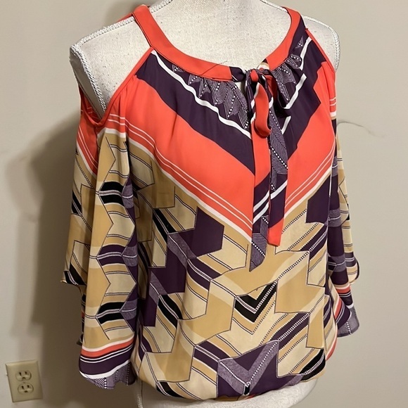 A.N.A. Cold shoulder top with cape shape, sz M - Picture 2 of 8